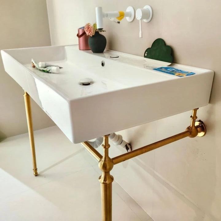 European retro wash basin brass bracket hotel famous hotel bathroom cabinet ceramic integrated basin washbasin