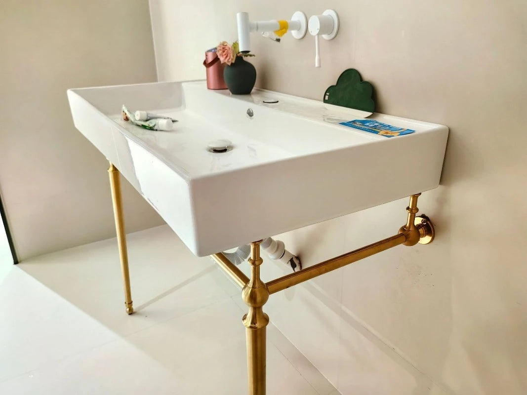 European retro wash basin brass bracket hotel famous hotel bathroom cabinet ceramic integrated basin washbasin